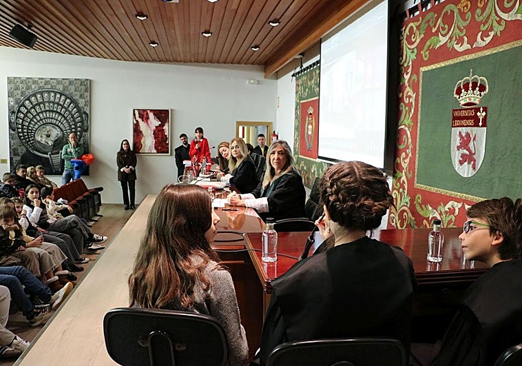 Escolares de León recrean un juicio por acoso escolar basado en un caso real
